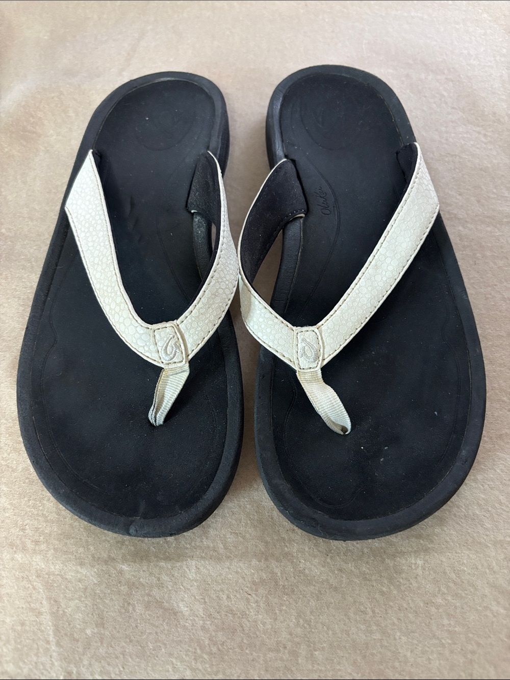 Olukai Black Footbed Tan-White Strap Flip Flop Sandals Sz 7 VGUC